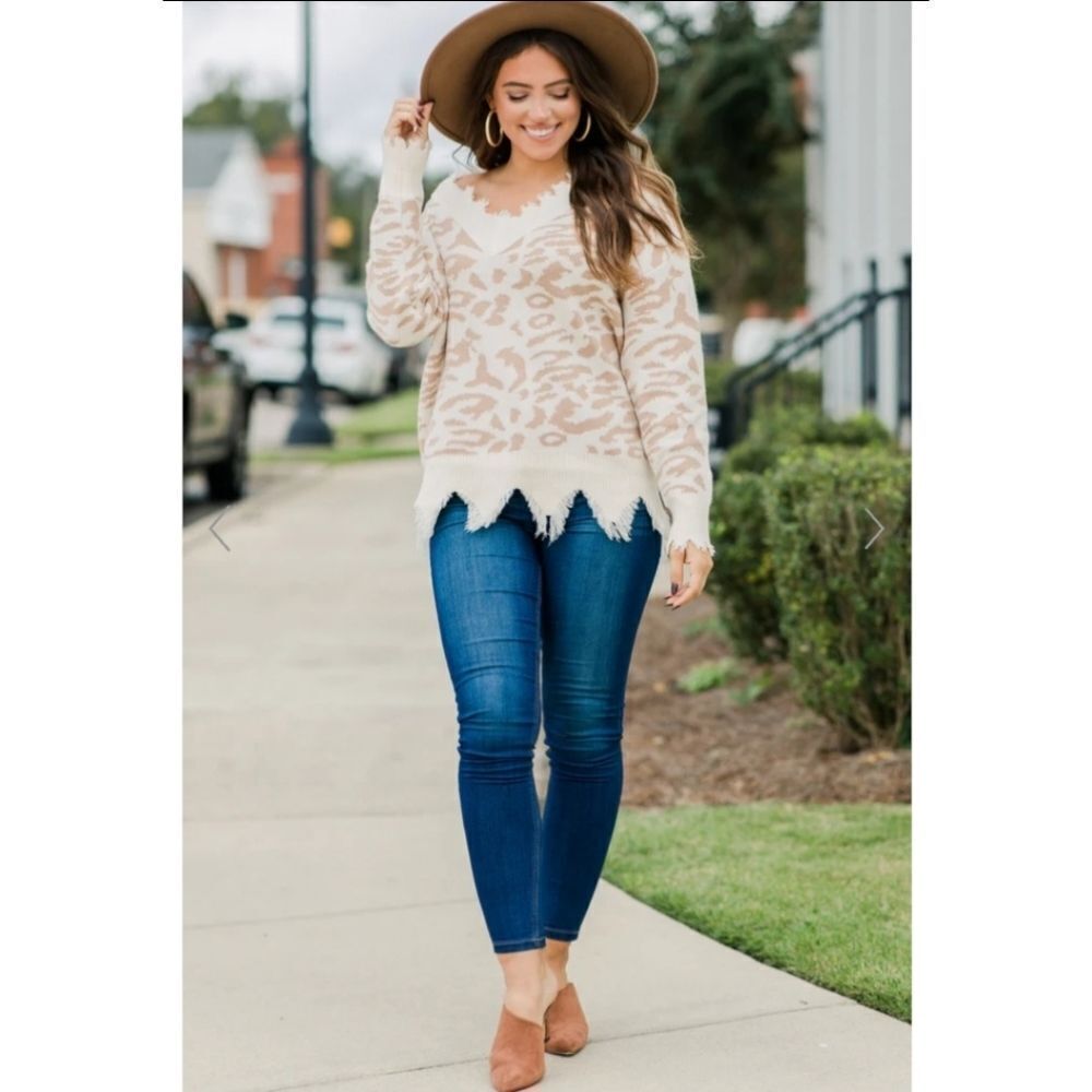 MAIN STRIP IVORY WHITE SNOW LEOPARD FRINGE HEM SHARK BIT HEM CHUNKY KNIT SWEATER